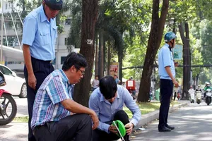 Phó Chủ tịch quận 3 đo lộ giới để xử lý vỉa hè