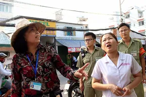 Nữ chủ tịch phường Bình Trị Đông B xăn tay dẹp vỉa hè