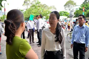 Tới lượt nữ Phó Chủ tịch quận 10 xuống đường dẹp vỉa hè