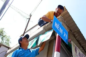 Cả khu phố tự dỡ toàn bộ mái che chiếm vỉa hè