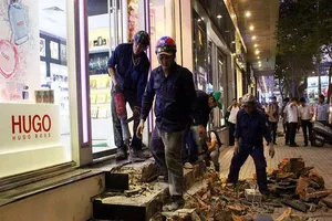 Ông Hải đập bậc tam cấp 10 cửa hàng trước khách sạn