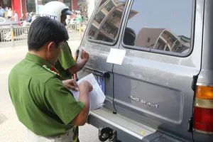 Quận 3 cẩu luôn 2 ô tô của công an