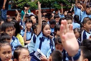 Trò tiểu học sôi nổi bàn thảo quy tắc '5 ngón tay'