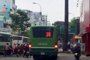 Làm việc với tài xế lái xe buýt leo vỉa hè quận 1