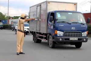 Những chiêu tài xế xe quá tải đối phó với CSGT