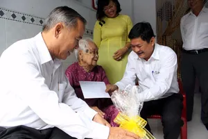 Thăm, tặng quà các mẹ Việt Nam anh hùng ở Nhà Bè