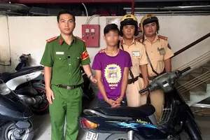 CSGT truy đuổi 2 kẻ giật điện thoại du khách 