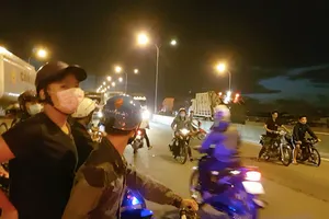 'Quái xế' chặn cầu Phú Mỹ, đe dọa tài xế container