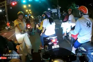 Lộ facebook thanh niên 'bắn' tiếng Anh đối phó CSGT?