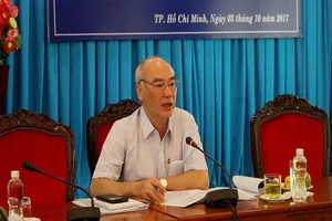 Dân cầm phong bì đưa cho cán bộ nói là... 'trả nợ'