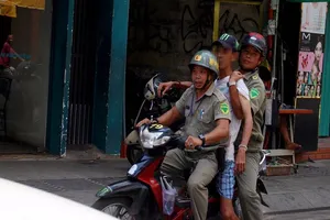 Theo chân công an đi bắt người nghiện ở quận 1