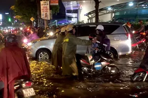 CSGT quận 12 “cứu nguy” xe chết máy của người dân