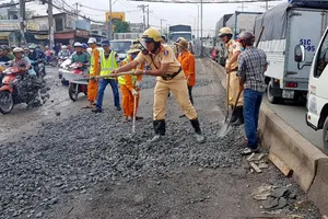 CSGT TP.HCM “vá” đường cho dân chạy xe khỏi té