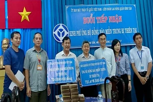 Công nhân góp từng đồng tiền lẻ cho đồng bào miền Trung