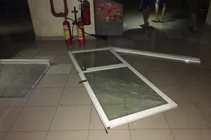 Mưa trước bão số 14, ký túc ĐHQG TP.HCM sập tường kính