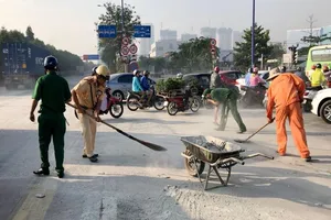 CSGT quét bùn, cát trên đường cho dân khỏi té ngã