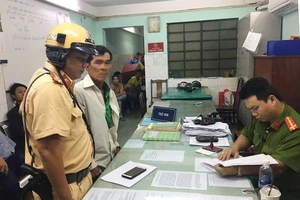 Tài xế mặc áo Grab giật điện thoại du khách ở quận 1