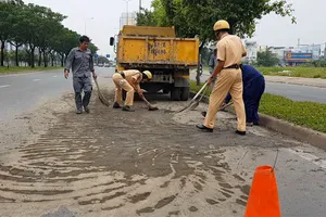 CSGT truy xe tải làm rơi bùn đất ở Bình Tân để phạt 