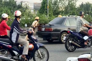 CSGT giúp dân đẩy ô tô chết máy qua dốc cầu