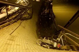 Sập cầu Long Kiển: Xe tải, xe máy đổ nhào xuống sông