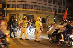 'Đêm Việt Nam', chưa bao giờ CSGT dễ thương đến thế!