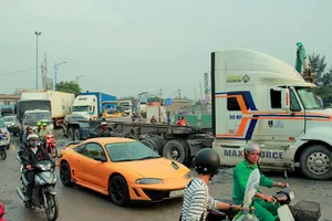 Cần 'túi đựng' container để gỡ kẹt xe cảng Cát Lái