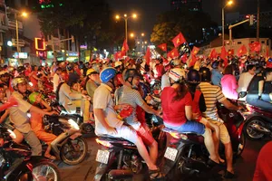 Nhiều tuyến đường Sài Gòn náo loạn vì bão U-23