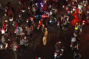  CSGT trong vòng vây của người hâm mộ U-23 Việt Nam