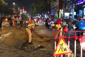 Xúc động CSGT rải cát trên nhớt cho xe khỏi bị trượt