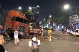 Ô tô lật nhào trên đường Trường Chinh vì cán phải nhớt