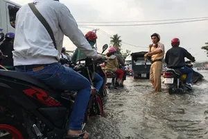 TP.HCM: Triều cường dâng cao, kẹt xe dài ở QL1