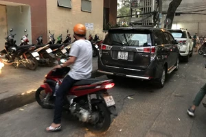 Vé gửi xe máy vào sân Thống Nhất được hét lên 30.000