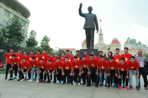 Người hâm mộ vây quanh U-23 ở phố đi bộ Nguyễn Huệ 