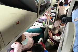 Xe khách nhồi nhét, người nằm, người ngồi la lối om sòm