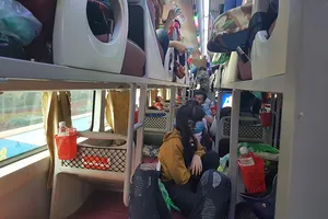 Nhiều xe khách ngày Tết nhét người như cá mòi