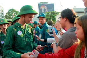 Tân Bình: Nhiều thanh niên viết đơn tự nguyện nhập ngũ 