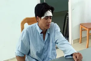 CSGT ở TP.HCM bị người vi phạm tông chấn thương 