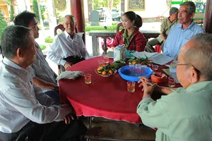 'Ngồi uống trà ở đình Tân Thông lại nhớ bác Khải'