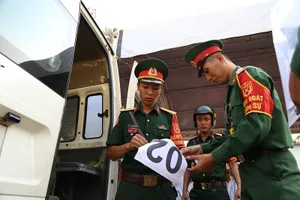 Xe tang vào đón linh cữu cố Thủ tướng Phan Văn Khải