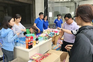 Hai cụ bà 70 tuổi dìu nhau đến ủng hộ cư dân Carina