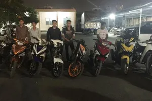 Phát hiện CSGT mật phục, hàng trăm quái xế bỏ chạy