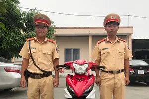 CSGT tóm gọn 2 kẻ trộm từ chiếc xe không chìa khóa cổ