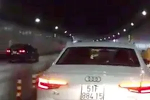 CSGT phạt nguội xe Audi chiếm làn xe máy ở hầm Thủ Thiêm