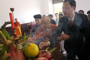 Đoàn người nối hàng dài vào dâng hương Chủ tịch Hồ Chí Minh