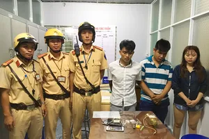 CSGT giữ 3 người nghiện giấu ma túy trên ô tô