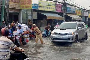 Xe chết máy, người dân bì bõm ở quốc lộ dù trời không mưa