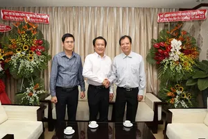 Thủ tướng Chính phủ gửi hoa chúc mừng báo Pháp Luật TP.HCM