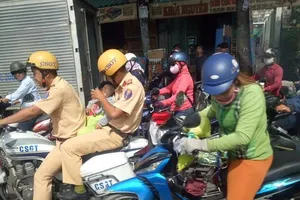 CSGT chở bé trai 14 tháng tuổi đi cấp cứu bằng xe đặc chủng