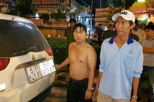 CSGT lục tung bãi cỏ bắt 2 anh em chở thuốc lậu