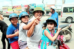 Người dân TP.HCM bất ngờ với món quà miễn phí ý nghĩa từ CSGT